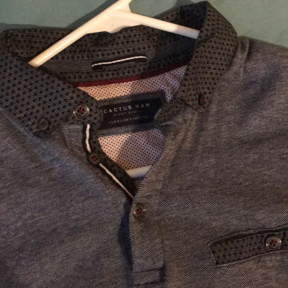 Size small print detailed polo